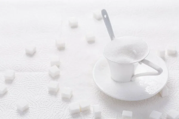 白地にスプーン付きの白グラニュー糖 — ストック写真