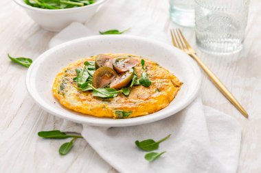 İtalyan mutfağı, ıspanak ve peynirli fritatta. Yumurta bazlı omlet ya da kiş..