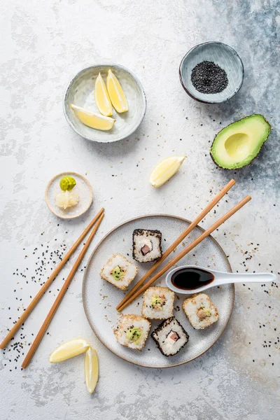 Atún Sushi Aguacate Envueltos Semillas Sésamo Con Ingredientes — Foto de Stock