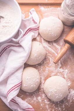 Pasta, pasta, pizza ve rulo köfte yapmak için maya hamuru. Mayalanmış hamur hazırlanıyor.