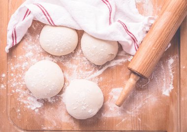 Pasta, pasta, pizza ve rulo köfte yapmak için maya hamuru. Mayalanmış hamur hazırlanıyor.