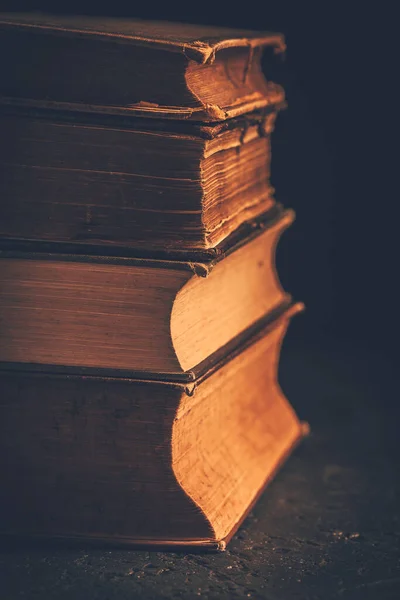 Pilha Livros Antigos Encadernados Couro Contra Fundo Escuro — Fotografia de Stock