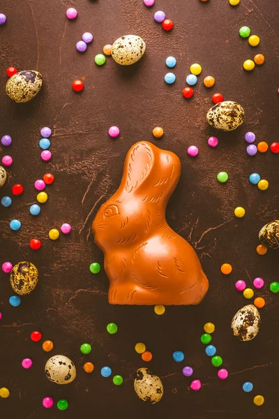 Finom Csokoládé Húsvéti Tojás Nyuszi Édességek Sötétbarna Háttér — Stock Fotó
