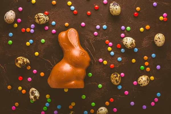 Lezzetli Çikolatalı Paskalya Yumurtaları Koyu Kahverengi Arka Planda Tavşanlar Tatlılar — Stok fotoğraf