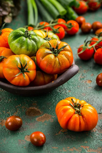 Sortiment Tomater Sallat Och Gran Lök Grön Bakgrund — Stockfoto