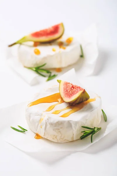 Queijo Camembert Com Figos Frescos Mel Sobre Fundo Branco — Fotografia de Stock