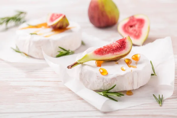 Camembert Käse Mit Frischen Feigen Und Honig Auf Weißem Hintergrund — Stockfoto