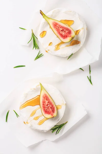 Fromage Camembert Aux Figues Fraîches Miel Sur Fond Blanc — Photo