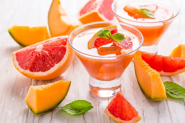 Grapefruit Und Cantaloupe Saft Mit Frischer Melone Und Basilikum — Stockfoto