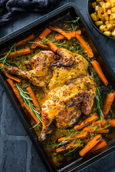 Butterflied Grilled Whole Chicken Black Baking Pan American Potatoes Vegetables — Stock Photo, Image