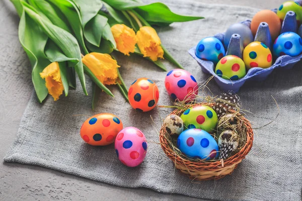 Jaro Velikonoční Vajíčka Tulipány Šedém Pozadí — Stock fotografie