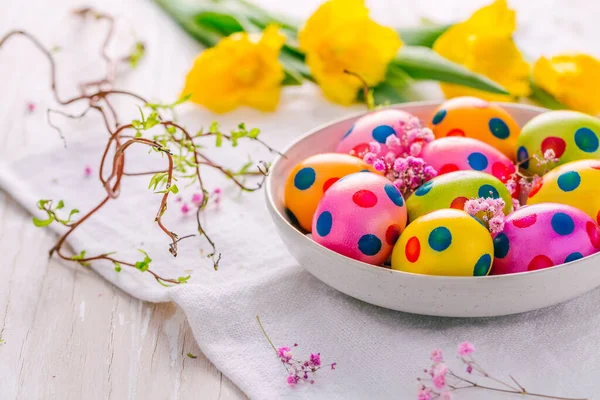 白色背景的复活节彩蛋和郁金香 — 图库照片