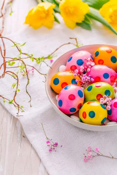 Primavera Huevos Pascua Tulipanes Sobre Fondo Blanco — Foto de Stock