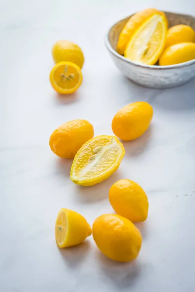 Küçük Narenciye Meyveli Limon Masada Kase Var — Stok fotoğraf