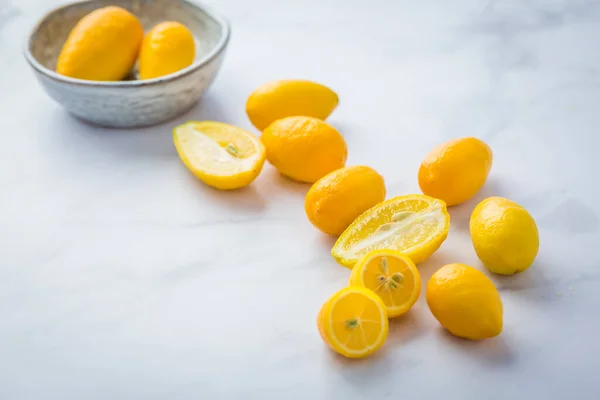 Pequeno Citrinos Limequat Com Tigela Mesa — Fotografia de Stock