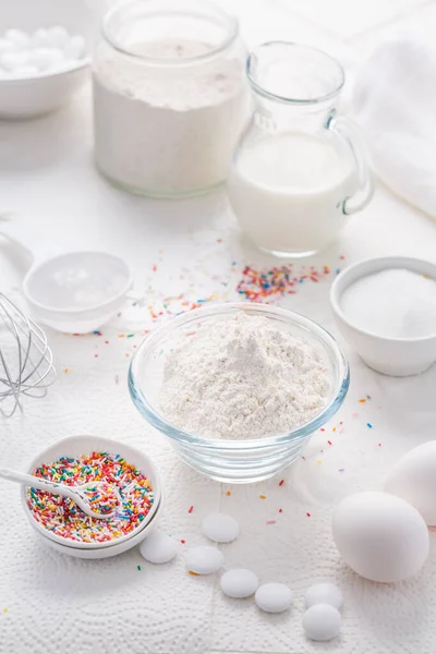 Backhintergrund Mit Mehl Eiern Zuckerstreuern Haushaltsgeräten Utensilien Weiß — Stockfoto