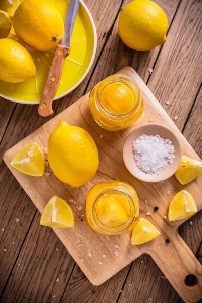 Conserver Citrons Conserve Salés Cornichon Citron Sur Fond Bois Cuisine — Photo