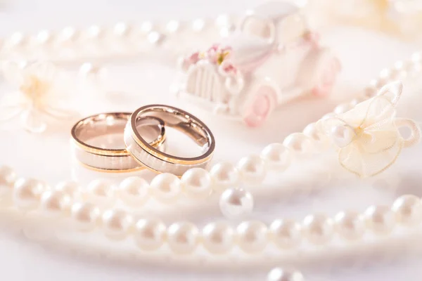 Esküvői Csendélet Arany Gyűrűkkel Gyöngysorral Fehér Nyaklánccal — Stock Fotó