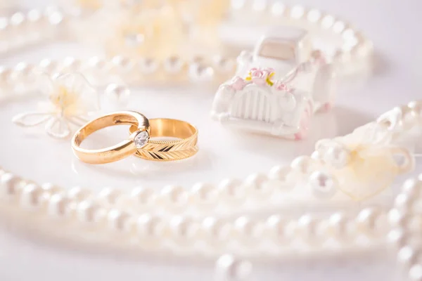Svatební Zátiší Zlatými Prsteny Perleťovým Náhrdelníkem Bílém — Stock fotografie