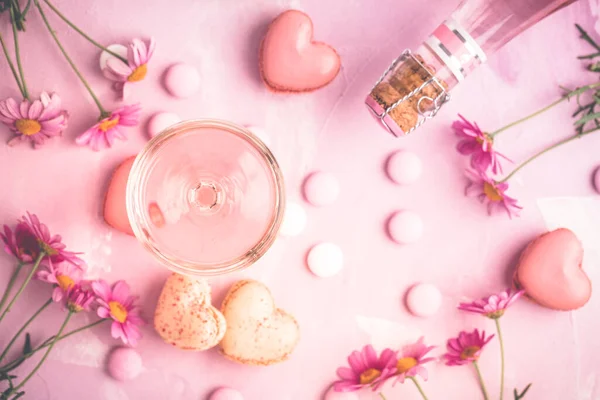 Happy Mothers Day Sweet Macarons Glass Rose Sparkling Wine Flowers — ストック写真