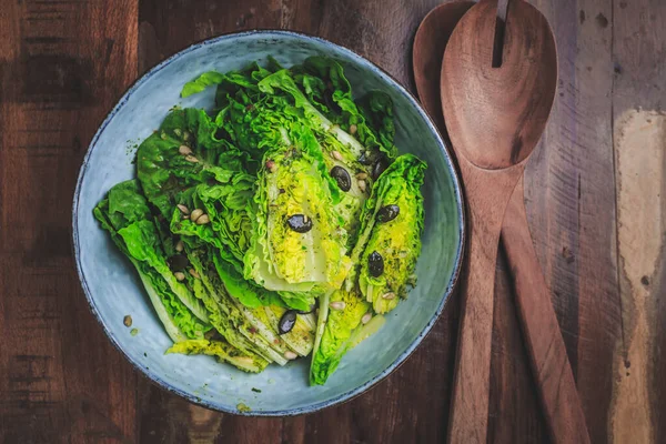 Schaal Van Gemengde Groene Salade Met Zaden Houten Ondergrond — Stockfoto