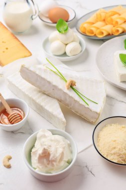 Taze süt ürünleri, süt, süzme peynir, yumurta, yoğurt, ekşi krema, mozzarella, peynir, parmesan peyniri.