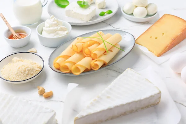 Świeże Przetwory Mleczne Mleko Ser Wiejski Jaja Jogurt Śmietana Mozzarella — Zdjęcie stockowe