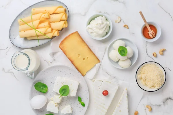 Świeże Przetwory Mleczne Mleko Ser Wiejski Jaja Jogurt Śmietana Mozzarella — Zdjęcie stockowe