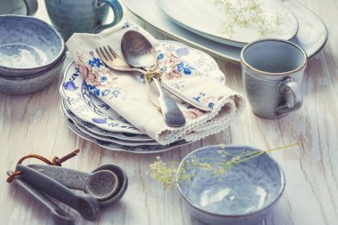 Sürdürülebilirlik kavramı - ahşap mutfak masasında taş eşya ve mutfak gereçleri