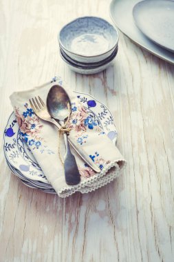 Sürdürülebilirlik kavramı - ahşap mutfak masasında taş eşya ve mutfak gereçleri