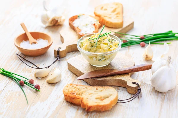 自制大蒜黄油 配以香草和切碎 新鲜烤面包 配以盐 — 图库照片