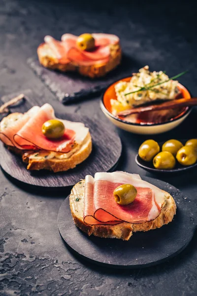 Roasted Bread Open Sandwich Garlic Butter Spread Serano Ham Olive — Fotografia de Stock