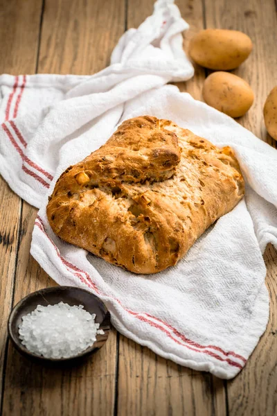 テーブルの上にスペル フラワーとロースト タマネギのポテトパン — ストック写真