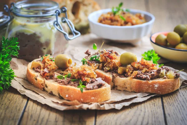 新鲜的自制鸡肝垫在烤洋葱和木桌橄榄的Ciabatta面包上 — 图库照片