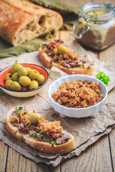 新鲜的自制鸡肝垫在烤洋葱和木桌橄榄的Ciabatta面包上 — 图库照片