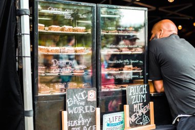 Sokak yemekleri festivali, kek ve brownili vitrinler, yemek kamyonunda tatlı siparişi, Almanya