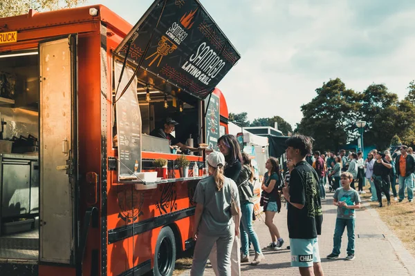 Pouliční Festival Potravinářskými Vozy Lidmi Kteří Objednávají Mezinárodní Pouliční Jídlo — Stock fotografie