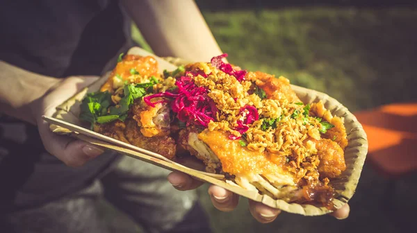 Street Food Hand Holding Portion Spicy Chicken Wings Red Cabbage — Stock Photo, Image