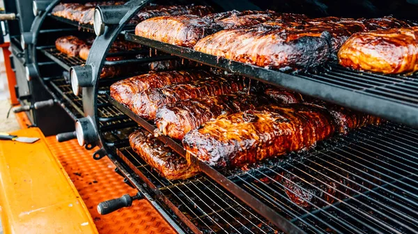 Grand Barbecue Fumeur Grill Avec Viande Grillée Enveloppée Bacon Alimentation — Photo