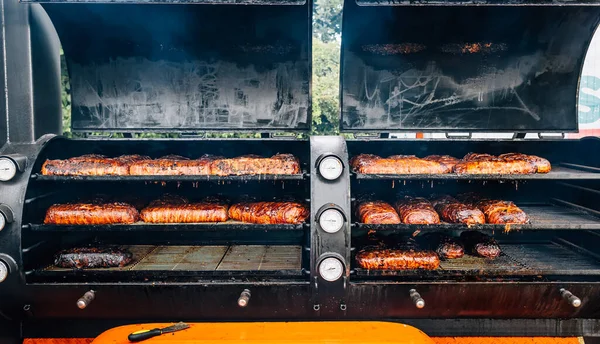Großer Barbecue Räuchergrill Mit Gegrilltem Fleisch Speckmantel Street Food — Stockfoto