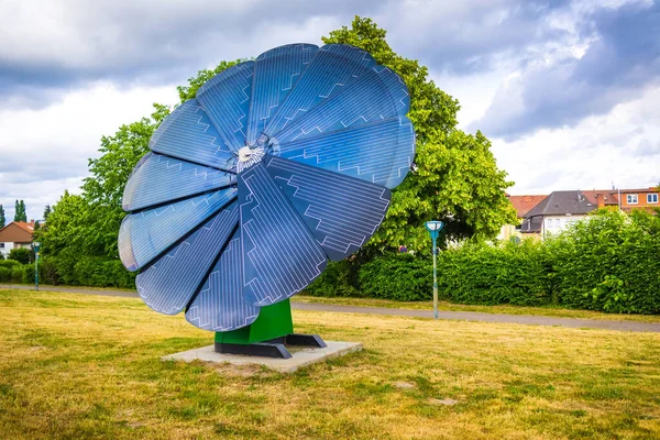 市内公園の花の形で太陽電池パネルを回転させます 太陽光発電 代替電源 — ストック写真