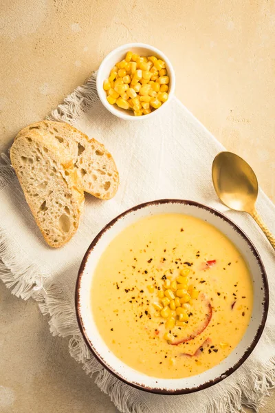Deliciosa Sopa Maíz Cremoso Queso Chile Servido Con Pan —  Fotos de Stock