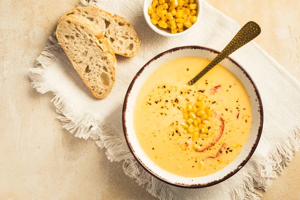 Deliciosa Sopa Milho Cremosa Com Queijo Chilli Servida Com Pão — Fotografia de Stock