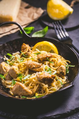 Fesleğen ve parmesanlı dökme demir tavada limonlu tavuk makarna..