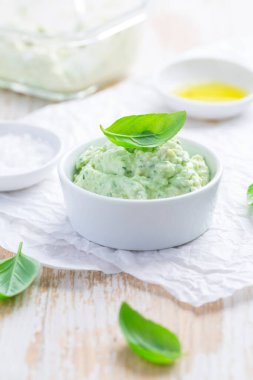 Ev yapımı avokado, tuzlu ve zeytinyağlı bitkilerle yayılmış.