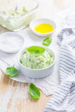 Ev yapımı avokado, tuzlu ve zeytinyağlı bitkilerle yayılmış.