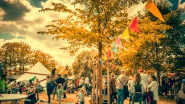 Eski tarzda insanların ve yemek kamyonlarının soyut bulanık görüntüsü. Arka plan kullanımı için Bokeh ile sokak festivalinin bulanık görüntüsü 