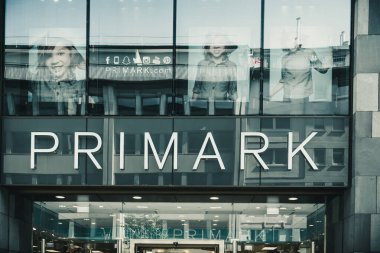 Mannheim, Almanya - 11 Haziran 2022: Alışveriş merkezinin önündeki işaret