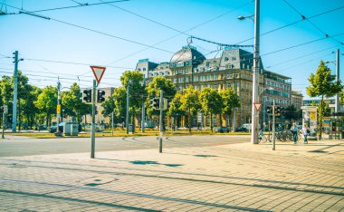 Mannheim, Almanya - 10 Haziran 2022: Mannheim Şehri, Planken Caddesi ile alışveriş merkezi, şehir tramvayı için yollar ve karayolları kavşağı 