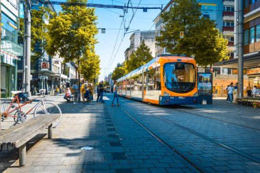 Mannheim, Almanya - 10 Haziran 2022: Mannheim 'da renkli tramvaylar, arabasız alışveriş merkezi, Planken caddesi